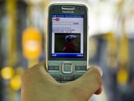 Telefon komórkowy jest idealny dla filmowca-amatora (fot. PAP)