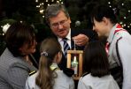 Harcerze przekazali symboliczny płomień Parze Prezydenckiej (fot. PAP/Bartłomiej Zborowski)