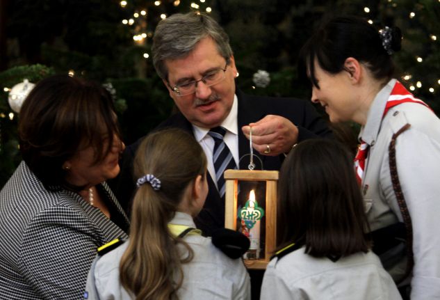 Harcerze przekazali symboliczny płomień Parze Prezydenckiej (fot. PAP/Bartłomiej Zborowski)