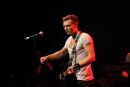 Sportowiec, wokalista i gitarzysta w jednym, czyli Rafał Brzozowski na scenie (fot.  I. Sobieszczuk/ TVP)
