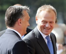Premier RP Donald Tusk i premier Węgier Viktor Orban  podczas powitania przed posiedzeniem Grupy Wyszehradzkiej