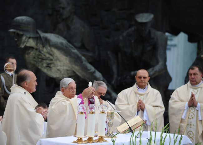 Abp Kazimierz Nycz (L) i kard. Józef Glemp (2L) (fot. PAP/Jacek Turczyk)