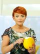 Kasia Zielińska z pełnym zaangażowaniem obiera pamelo (fot. Agencja Forum)
