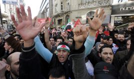 Na świecie nie ustają protesty przeciwko reżimowi Asada (fot. PAP/EPA/TOLGA BOZOGLU)