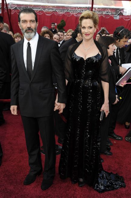 Antonio Banderas i Melanie Griffith w klasycznej czerni (fot. PAP/EPA/ANDREW GOMBERT)