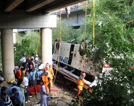 Autokar runął do wody z wysokości 15 metrów