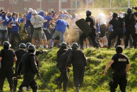 Zadyma na stadionie podczas piłkarskich derbów Rzeszowa w kwietniu 2009 roku (Fot. PAP/Bartosz Bator)