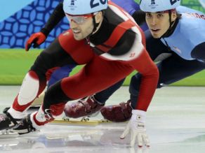 Kanadyjczyk Charles Hamelin wywalczył złoty medal po pasonującym wyścigu (fot. PAP/EPA)