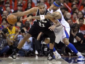 Tim Duncan i San Antonio są bliscy awansu do finału konferencji (fot. PAP)