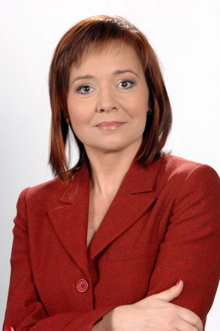 Rok później prezenterka wciąż w barwach jesieni, ale już z postrzępioną grzywką (fot. TVP)