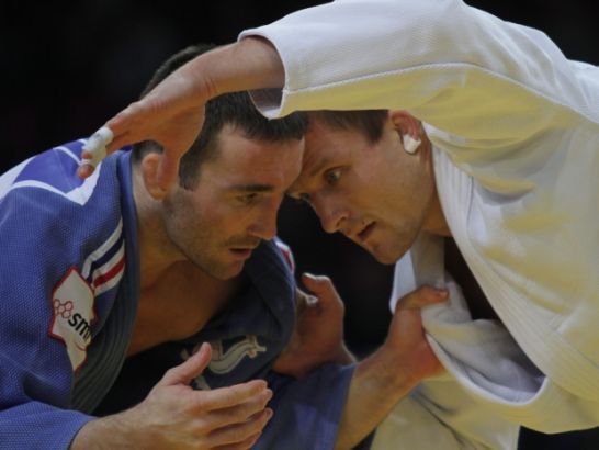 Krzysztof Wiłkomirski (P) i Banjamin Darbelet w finałowym starciu w kat. 73 kg. (fot.PAP)