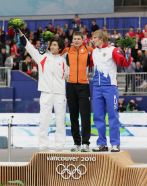 Na podium stoją Koreańczyk Seung-Hoon Lee, mistrz olimpijski Holender Sven Kramer i Rosjanin Iwan Skobrew (fot. PAP/EPA)