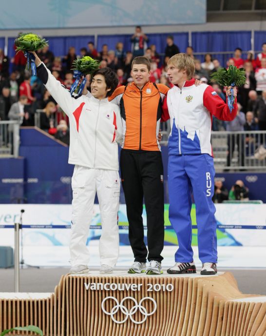 Na podium stoją Koreańczyk Seung-Hoon Lee, mistrz olimpijski Holender Sven Kramer i Rosjanin Iwan Skobrew (fot. PAP/EPA)