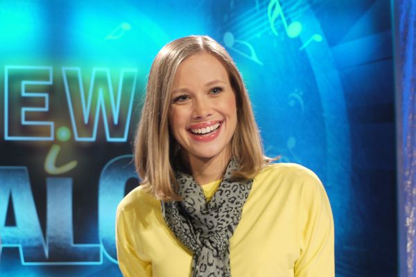 Aleksandra Rosiak wraz z Arturem Orzechem prowadzi „Śpiewaj i walcz” (fot. R. Kornecki/TVP)