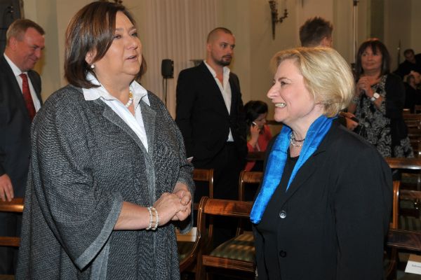 Pierwsza Dama Anna Komorowska w rozmowie z reżyserką serialu – Magdaleną Łazarkiewicz (fot. Ireneusz Sobieszczuk/TVP)
