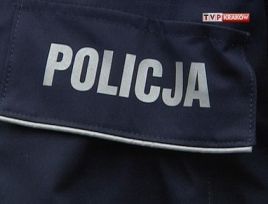 Podejrzani o kradzież są przesłuchiwani przez policję.