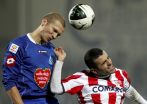 Igor Lewczuk (L) w powietrznej walce o piłkę z Tamirem Kahalonem (fot. PAP)