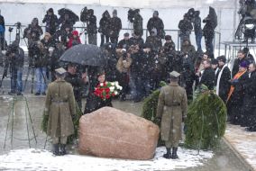 Małżonka prezydenta RP Anna Komorowska składa wieniec przy głazie na miejscu katastrofy (fot. PAP/Wojciech Pacewicz)