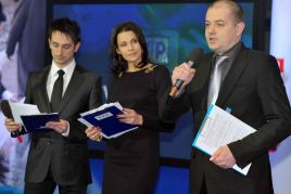 Prowadzący konferencję Anna Popek i Radek Brzózka oraz Przemysław Tejkowski – członek zarządu TVP S.A. (fot. J. Bogacz/TVP)