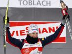 Zadowolona Kowalczyk na podium zawodów w Dobbiaco (fot. PAP/EPA)