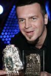 Reżyser filmu „Chrzest” Marcin Wrona ze Srebrnymi Lwami 35. Festiwalu Polskich Filmów Fabularnych (fot. PAP/Adam Warżawa)