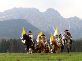 Banderia konna górali wyrusza na uroczystości do Sanktuarium Matki Boskiej Fatimskiej na Krzeptówkach w Zakopanem (PAP)
