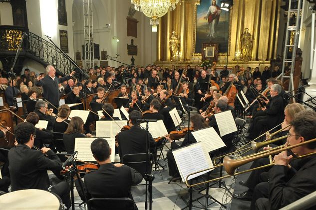 Orkiestra wypełniła niemal całą przestrzeń przed ołtarzem (Fot. I. Sobieszczuk/TVP)