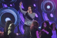 Jako pierwszy z uczestników na scenę wkroczył Filip Moniuszko z utworem „Rock DJ” (fot. Ireneusz Sobieszczuk / TVP)