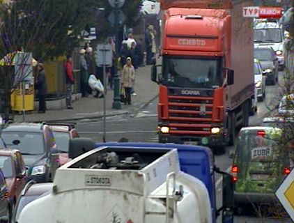 Codziennie tysiące ciężarówek rozjeżdżają centrum Skawiny, zatruwając środowisko i powodując gigantyczne korki