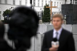 Konflikt wokół krzyża przed Pałacem Prezydenckim jest od kilku tygodni tematem numer jeden w polskich mediach