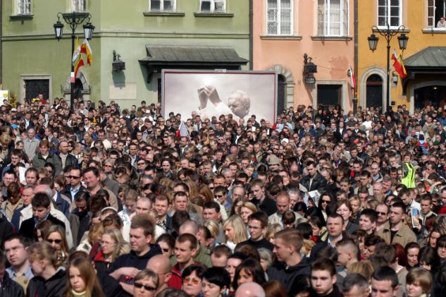 Choć od śmierci papieża Polaka minęło już 6 lat, ludzie wciąż żyją przesłaniem jego pontyfikatu (fot. Bogacz/TVP)