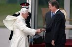 Premier David Cameron wita Benedykta XVI na lotnisku w Birmingham, fot. PAP/EPA