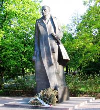 Posąg Romana Dmowskiego w Warszawie wielokrotnie był już oblewany farbą (Fot. Wikipedia)