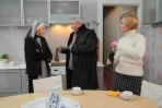 W rodzinnym domu: Elżbieta i Jerzy Chojniccy oraz Dorota Lubicz (fot.TVP)