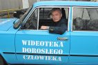 Pan Wojciech za kółkiem klasycznego już dużego Fiata (fot. TVP/J. Bogacz)