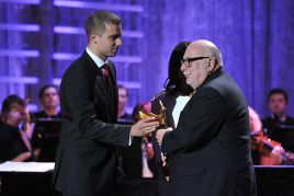 P.o. Prezes TVP T. Szatkowski wręcza nagrodę J. Hoffmanowi