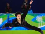 Reprezentant gospodarzy Patrick Chan podczas efektownego wyskoku (fot.PAP/EPA)