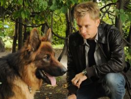 Serialowi partnerzy: Marek Bromski (Kuba Wesołowski) i owczarek Alex (fot. Witold Baczyk)
