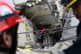 Chilijscy ratownicy przeszukują gruzy budynków, pod którymi mogą znajdować się żywi ludzie