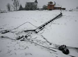Uszkodzona linia energetyczna i powalony słup w okolicy Kromołowa w woj. śląskim