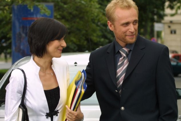 Do Leśnej Góry Meg wkroczyła ze swoim szefem Jerzym Kozerskim - w tej roli Piotr Adamczyk (fot. Artrama)