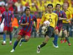 Finał LM 2006: Holender Gio van Bronckhorst (L) z Barcelony walczy z Hiszpanem Cesciem Fabregasem (P) z Arsenalu (fot. PAP/EPA)