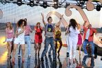 Maciej Miecznikowski ze swoją drużyną z „Bitwy na głosy” (fot. Jan Bogacz/TVP)
