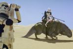 Szturmowce Imperium mordują wujostwo Luke'a - chłopak wyrusza z Obi-Wanem na Alderaan (fot. archiwum TVP)