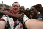 Fascynuje go codzienne życie tubylców (fot. TVP)