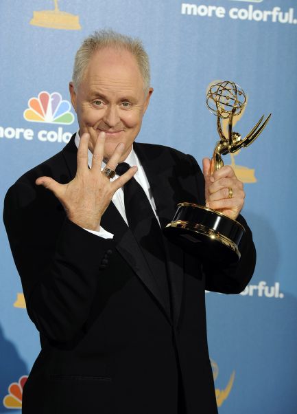 Aktor John Lithgow ze statuetką za gościnny występ w serialu „Dexter” (fot. PAP/EPA/PAUL BUCK)