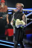 Po występie Nergal wręczył jej bukiet białych róż (fot. J. Bogacz/TVP)
