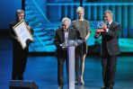 Nagrodę specjalną  otrzymał – Jerzy Jarocki. Wyróżnienie wręczali Małgorzata Kożuchowska i Jerzy Radziwiłowicz (fot. J.Bogacz)