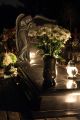 Wieczorem tysiące płonących zniczy stwarzają na cmentarzach niecodzienny nastrój (Fot. Adam Ciereszko/PAP)