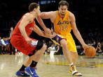 Blake Griffin z Clippers okazał się lepszy od Paula Gasola z Lakers (fot.PAP/EPA)